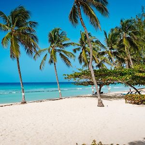 Coconut Court Beach Hotel